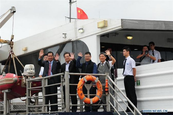 Passengers board ship to leave Fujian for Taipei