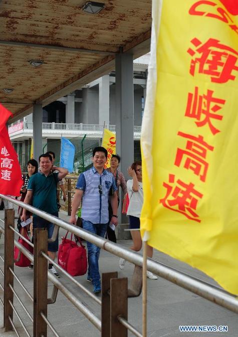 Passengers board ship to leave Fujian for Taipei