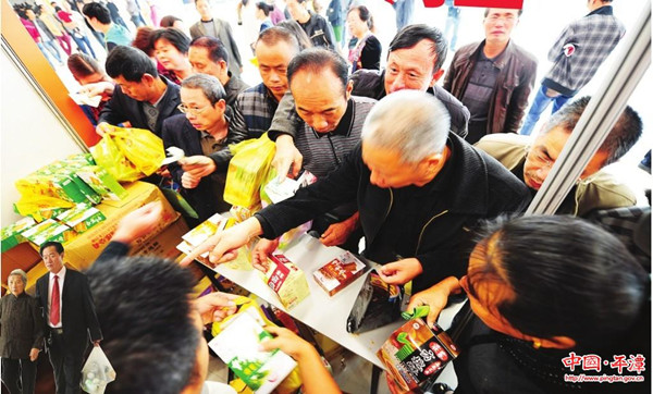 Pingtan residents buy Taiwan products at trade fair
