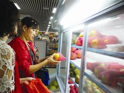 Taiwan fruit store opens second shop