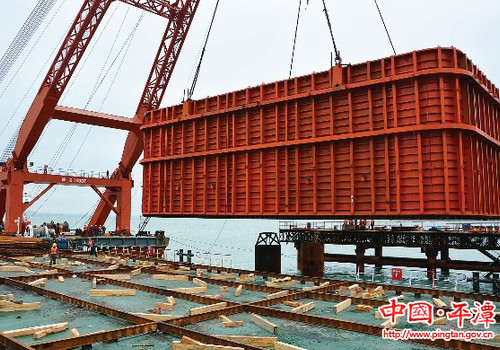 Fuzhou-Pingtan rail finishes steel boxed cofferdam installation